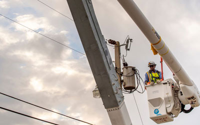 FPL lineworker in action