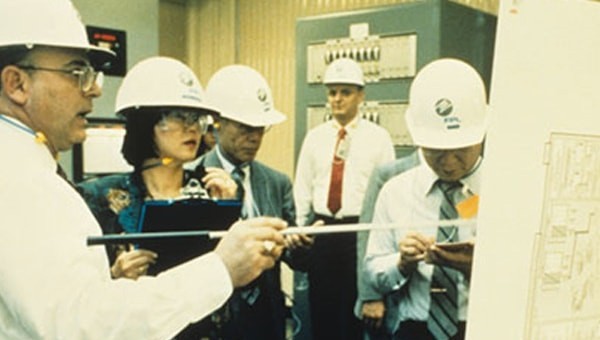 Japanese representatives visit FPL and the company wins the Deming Award